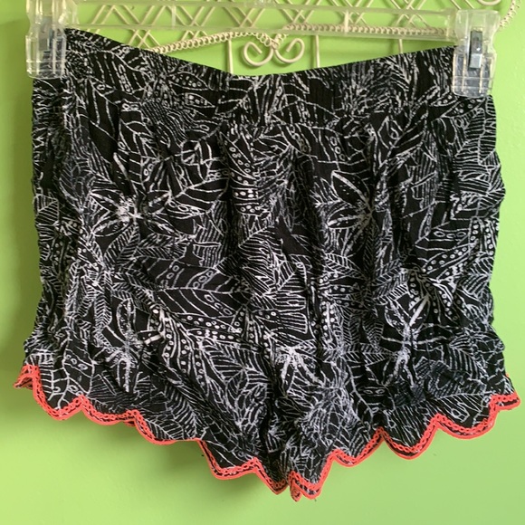 Black white and pink flowy shorts - Picture 3 of 4